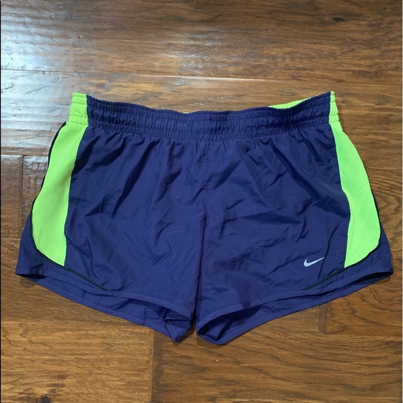 Matching Nike Running Jacket + Shorts - Picture 7 of 12